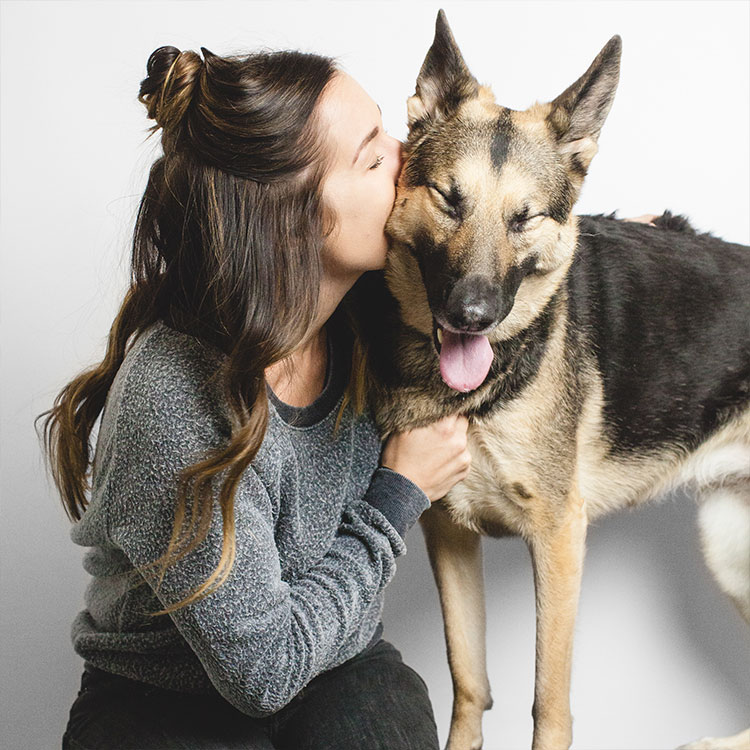 عکاسی از حیوانات دختری در حال بوسیدن سگ